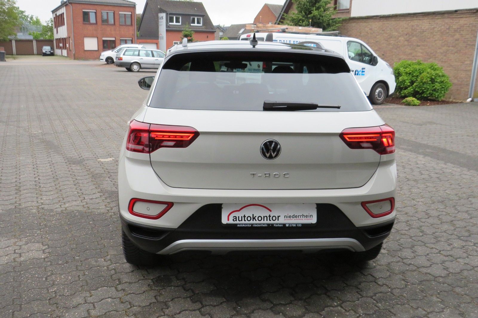 Fahrzeugabbildung Volkswagen T-Roc Life AHK ACC SITZH GJ NAVI APP 1.HD