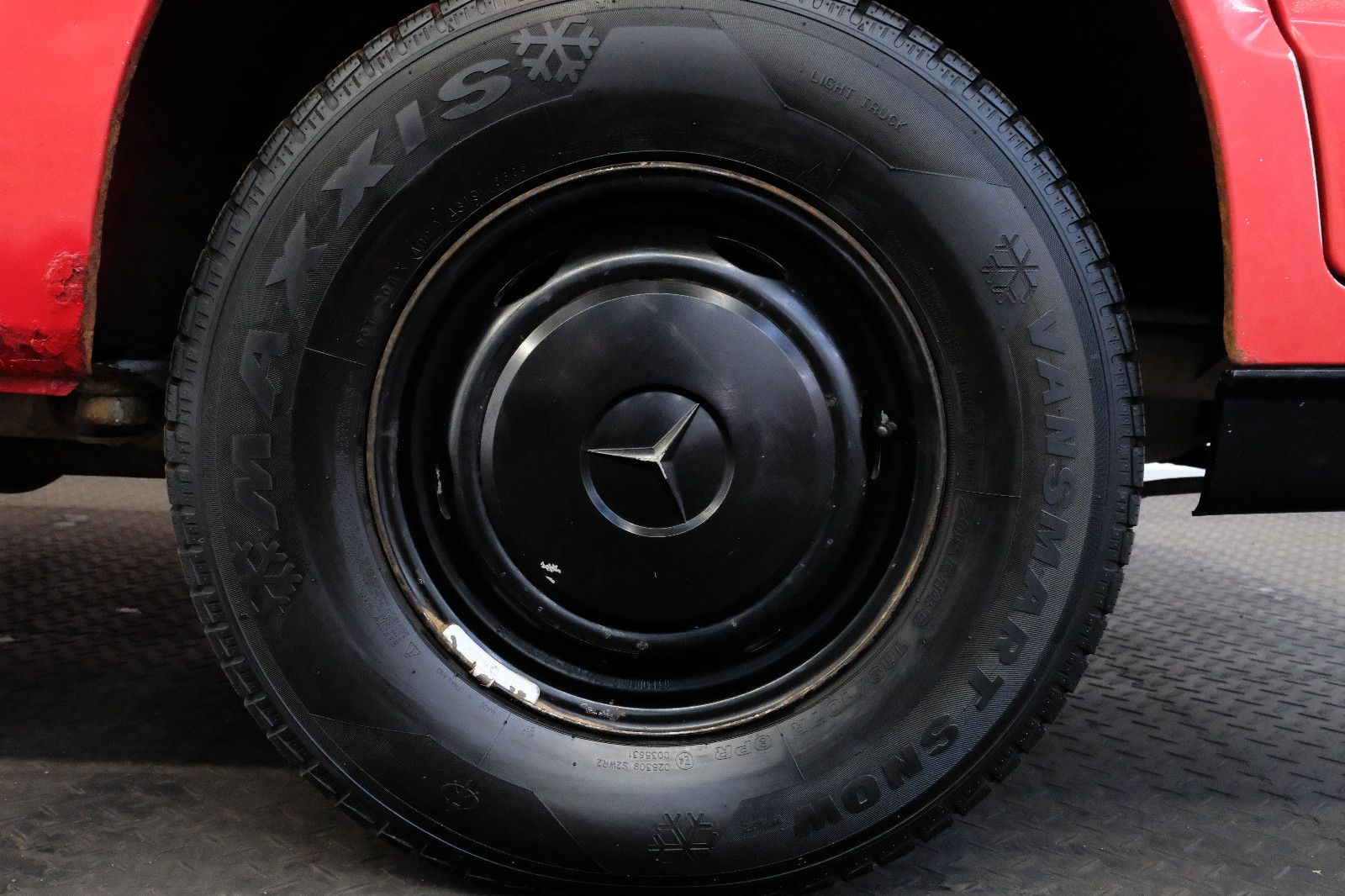 Fahrzeugabbildung Mercedes-Benz MB 100 D 8-Sitzer verglast