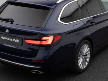 Fahrzeugabbildung BMW 520d xD Luxury Line Kamera HUD DAB HiFi DisplKey