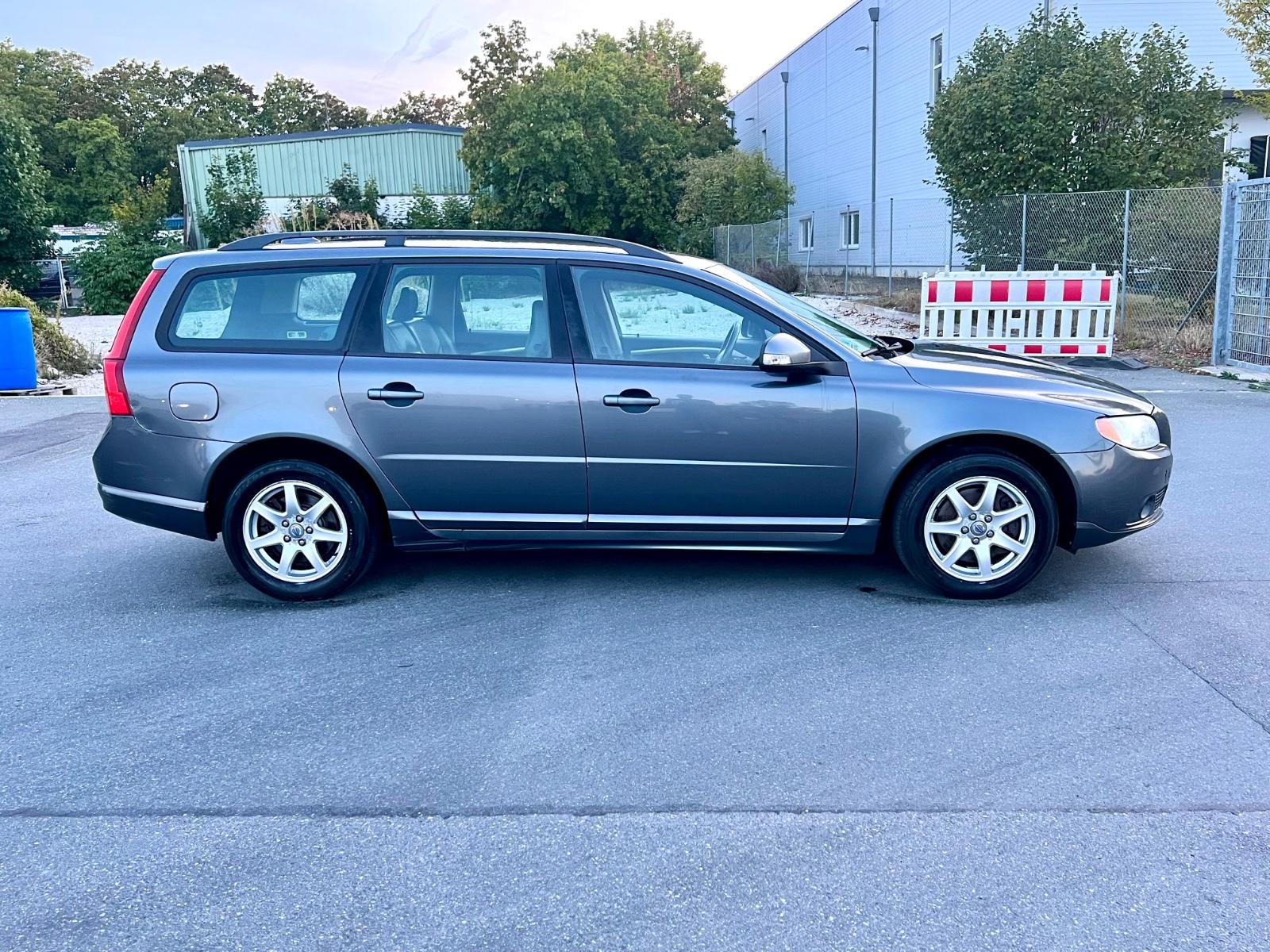 Volvo V70 2008 — rear view
