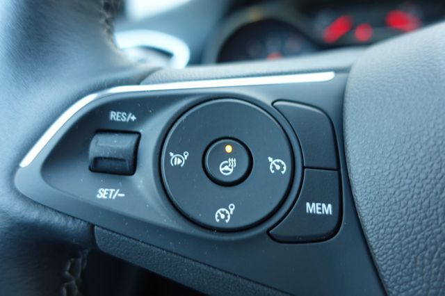 Fahrzeugabbildung Opel Crossland 1.2 Turbo Elegance KlimaA,LED,Navi,SHZ