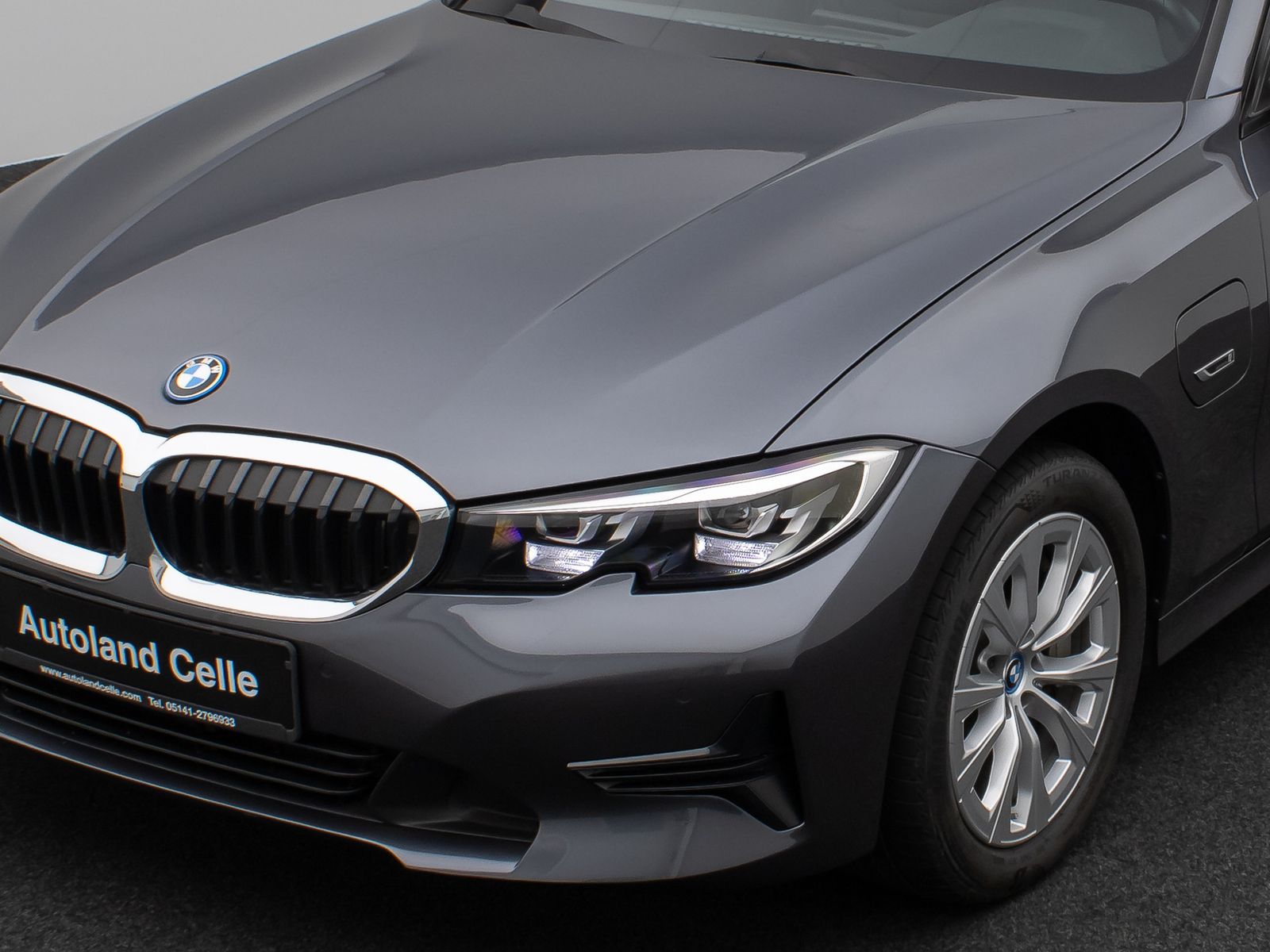 Fahrzeugabbildung BMW 330e DAB HiFi PDC DrivingAssist Alarm Sport LED