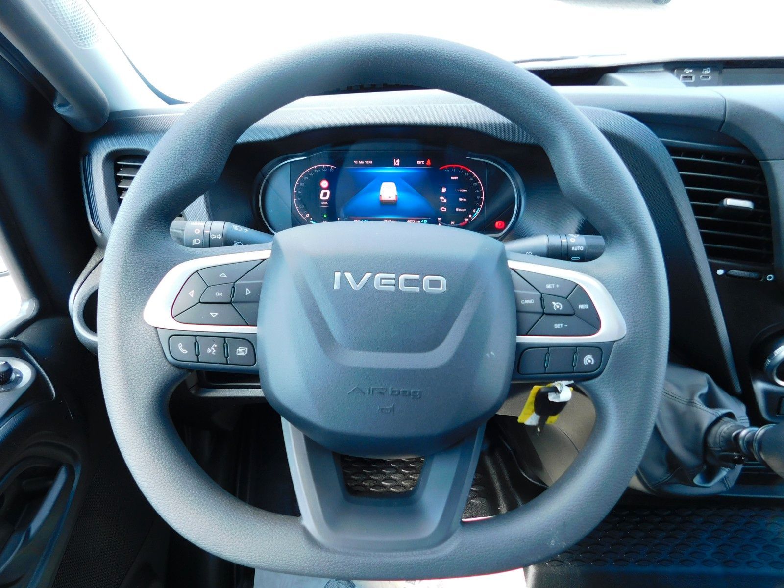 Fahrzeugabbildung Iveco Daily Kasten 3,0 Diesel/Verkleid+Holzboden