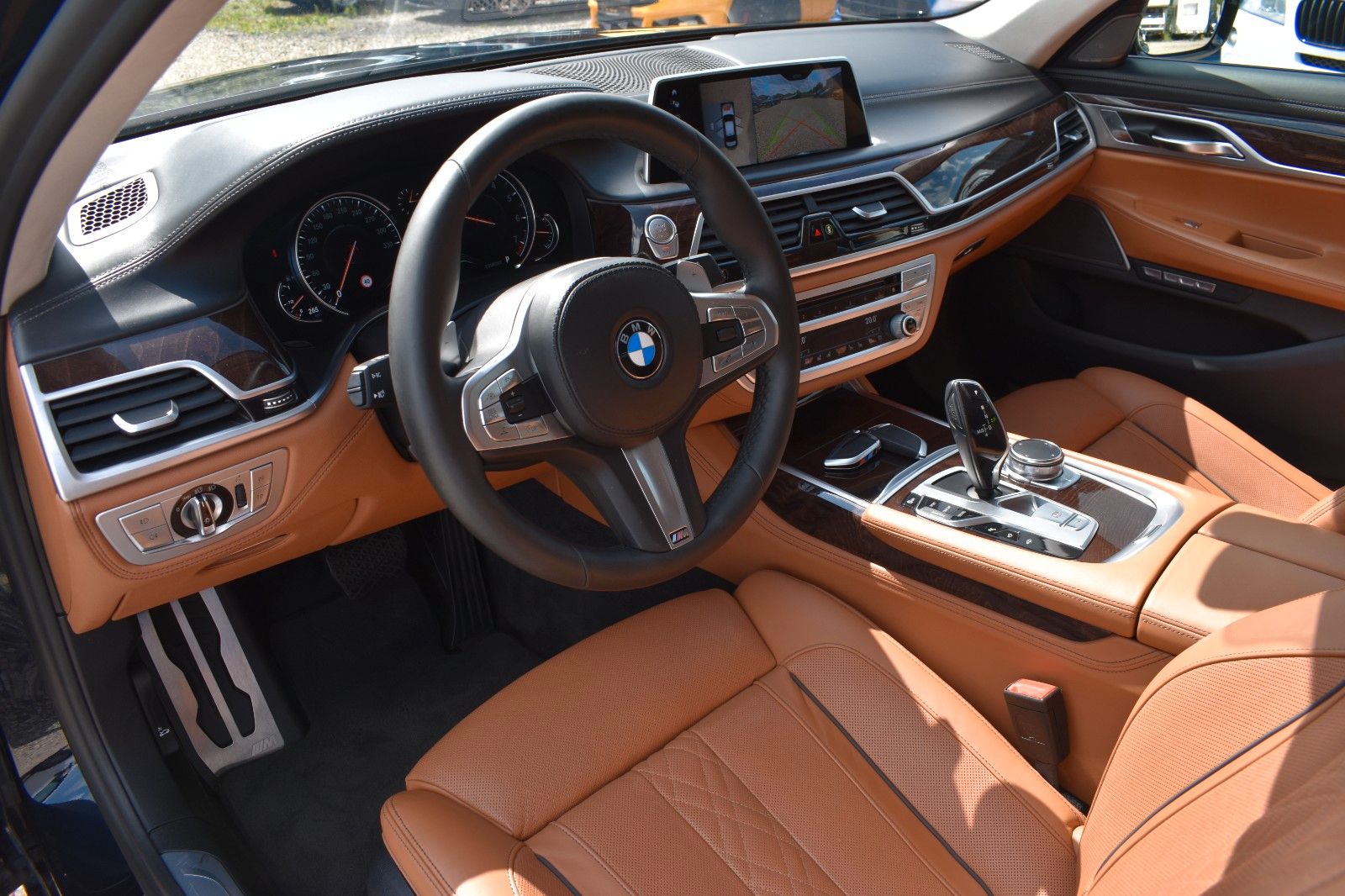 Fahrzeugabbildung BMW 750i xDrive M Sport Gestik Applecar H&K Garantie