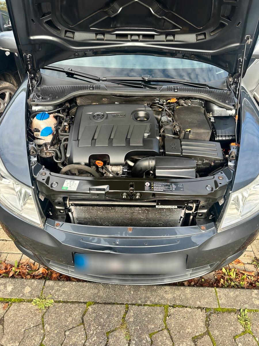 Skoda Octavia 2011 — engine 105 HP (77kW)