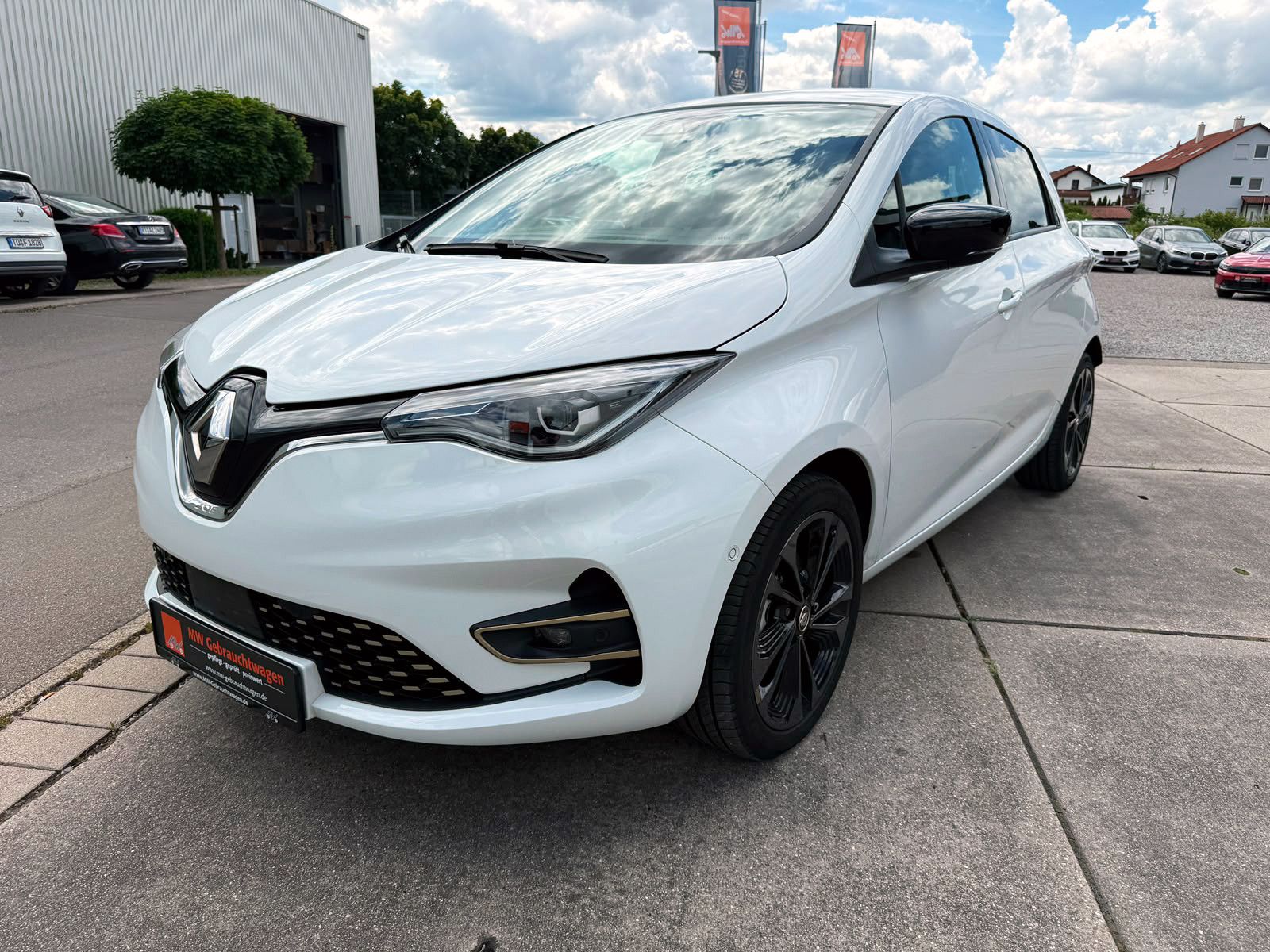 Fahrzeugabbildung Renault ZOE R135 Iconic 52kWh KAM NAV BOSE SHZ PDC LED