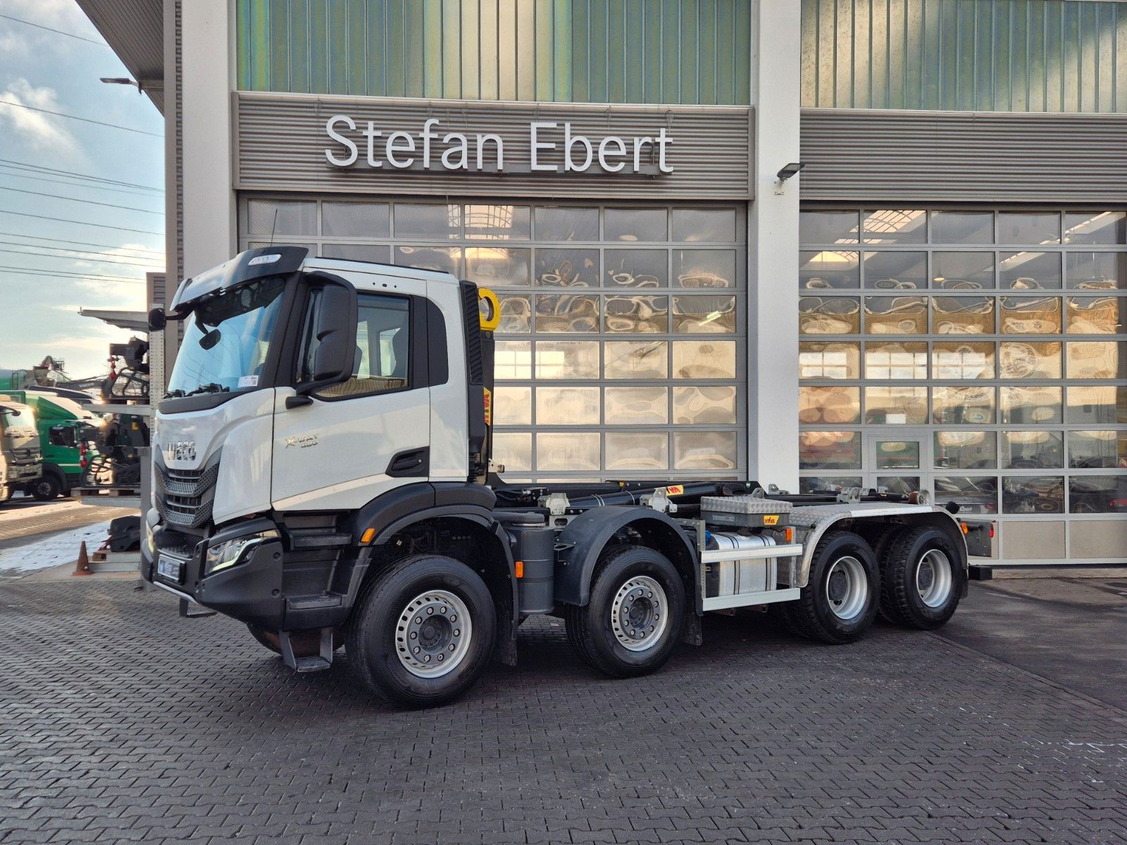Fahrzeugabbildung Iveco X-Way 480 8x4 Abrollkipper