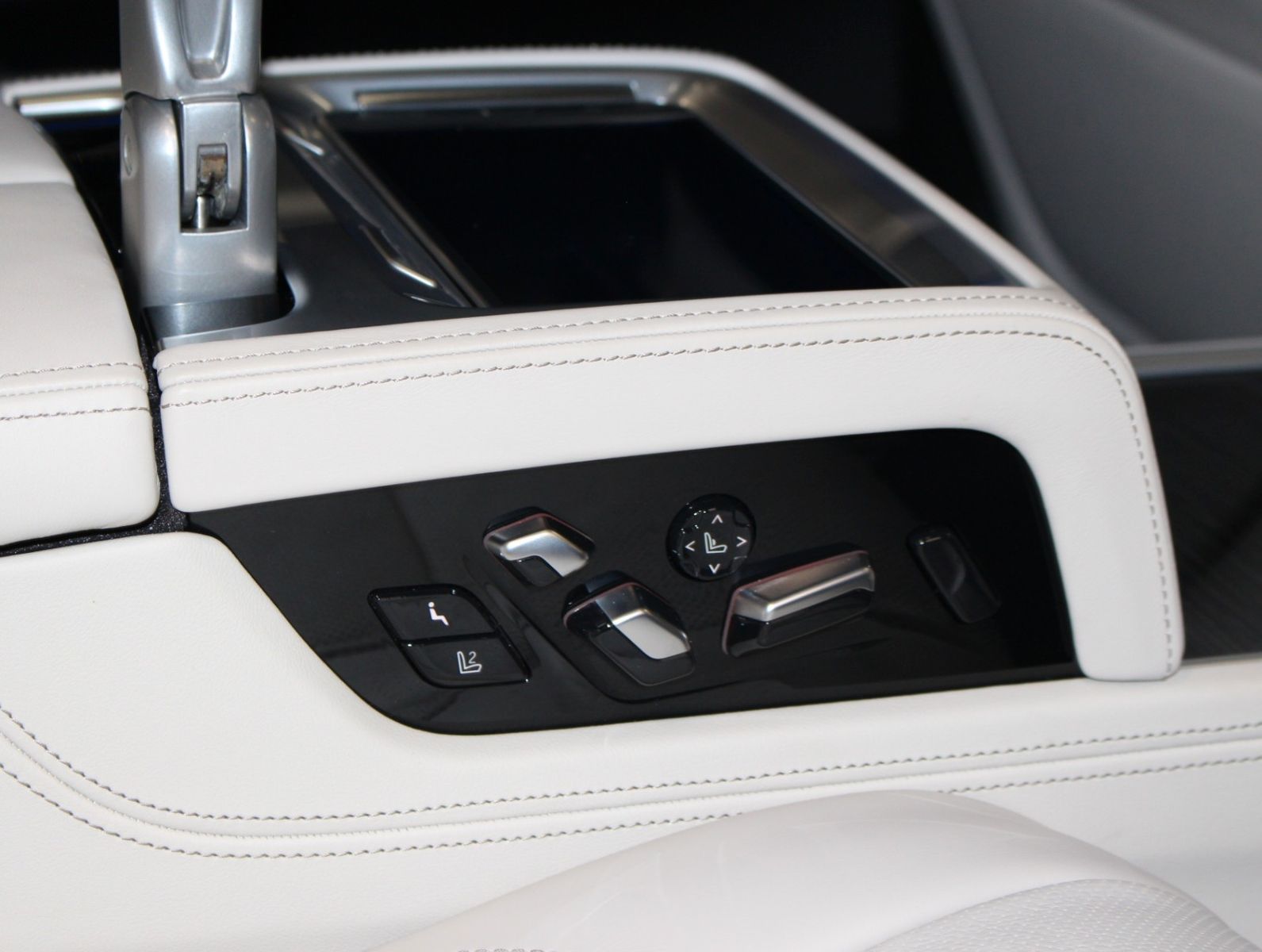 Fahrzeugabbildung BMW 750 L i xDrive M Sport Executive*Skylounge*VOLL