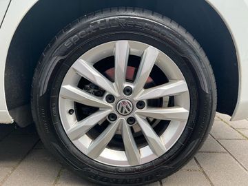Fahrzeugabbildung Volkswagen Touran Comfortline. Start-Stopp. Neuer Motor.