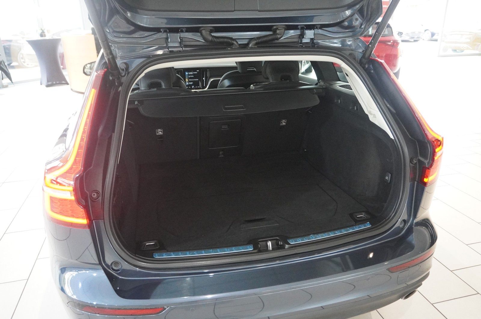 Fahrzeugabbildung Volvo V60 Kombi B4 MOMENTUM PRO NAVI/LED/KAMERA/VIRT.