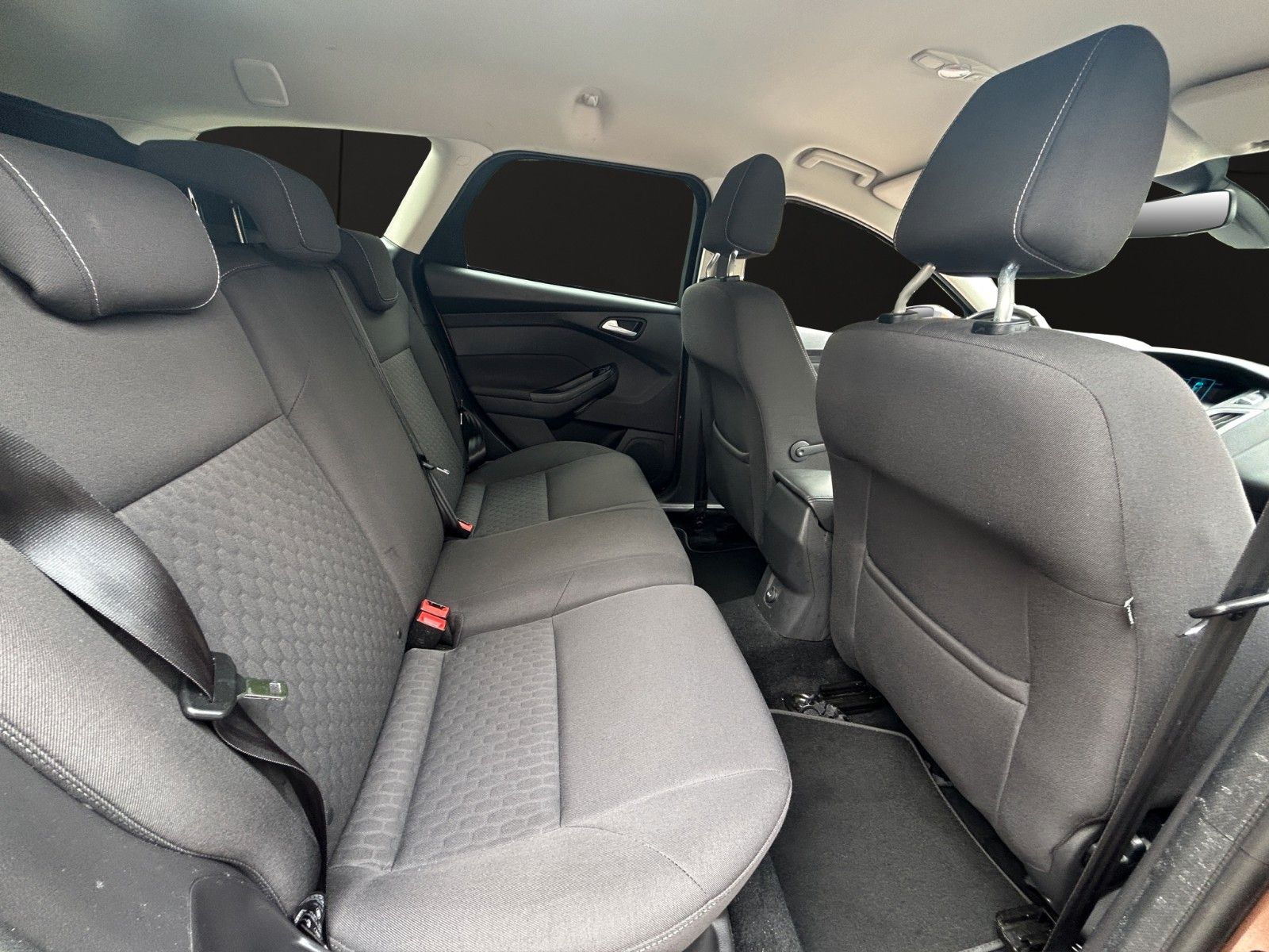 Fahrzeugabbildung Ford Focus Turnier Sync/TÜV, Service&Zahnriemen Neu /