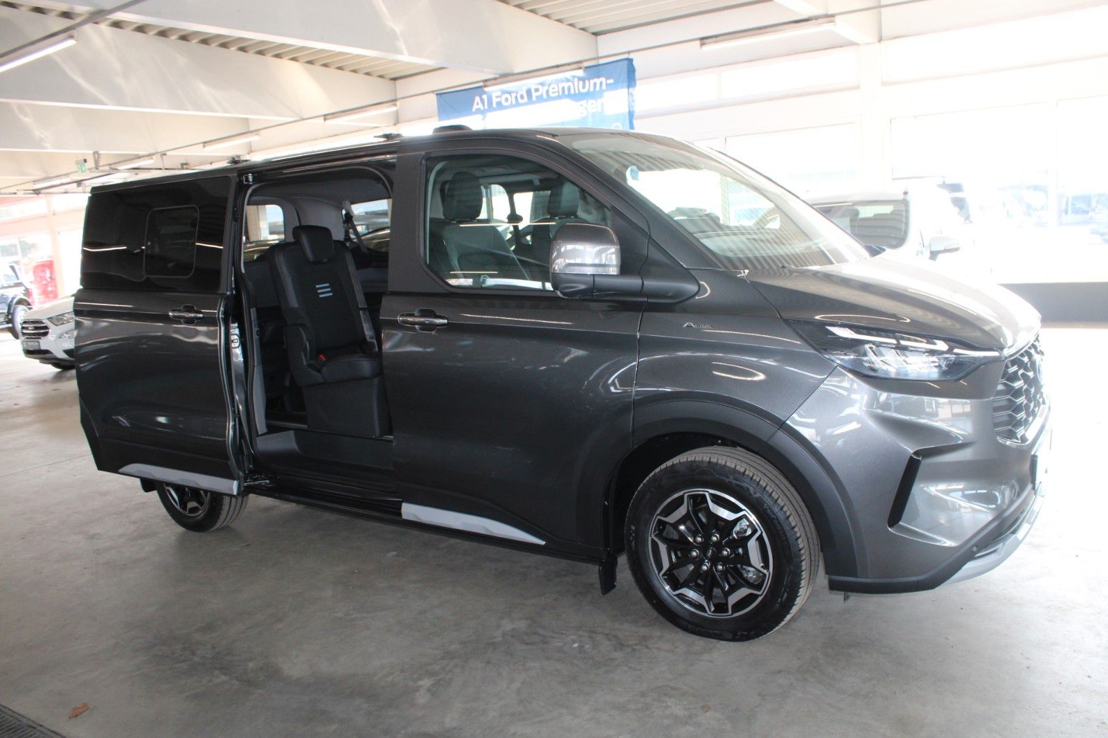 Fahrzeugabbildung Ford Tourneo Custom L1 Active AWD Automatik AHK STDHZ