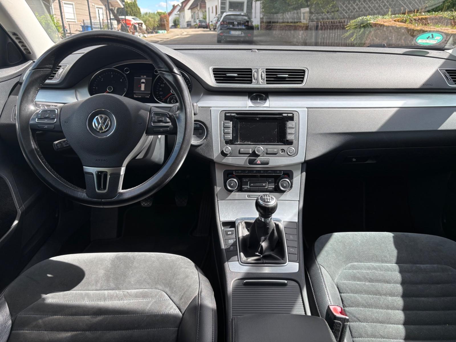 Volkswagen Passat 2012 — photo 11