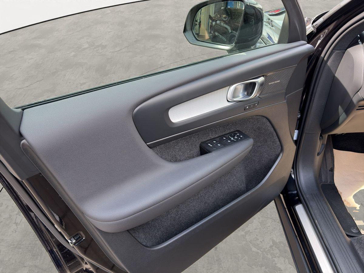 Volvo XC40 B3 Black Edition Plus 360° PANO AHK H/K 20"