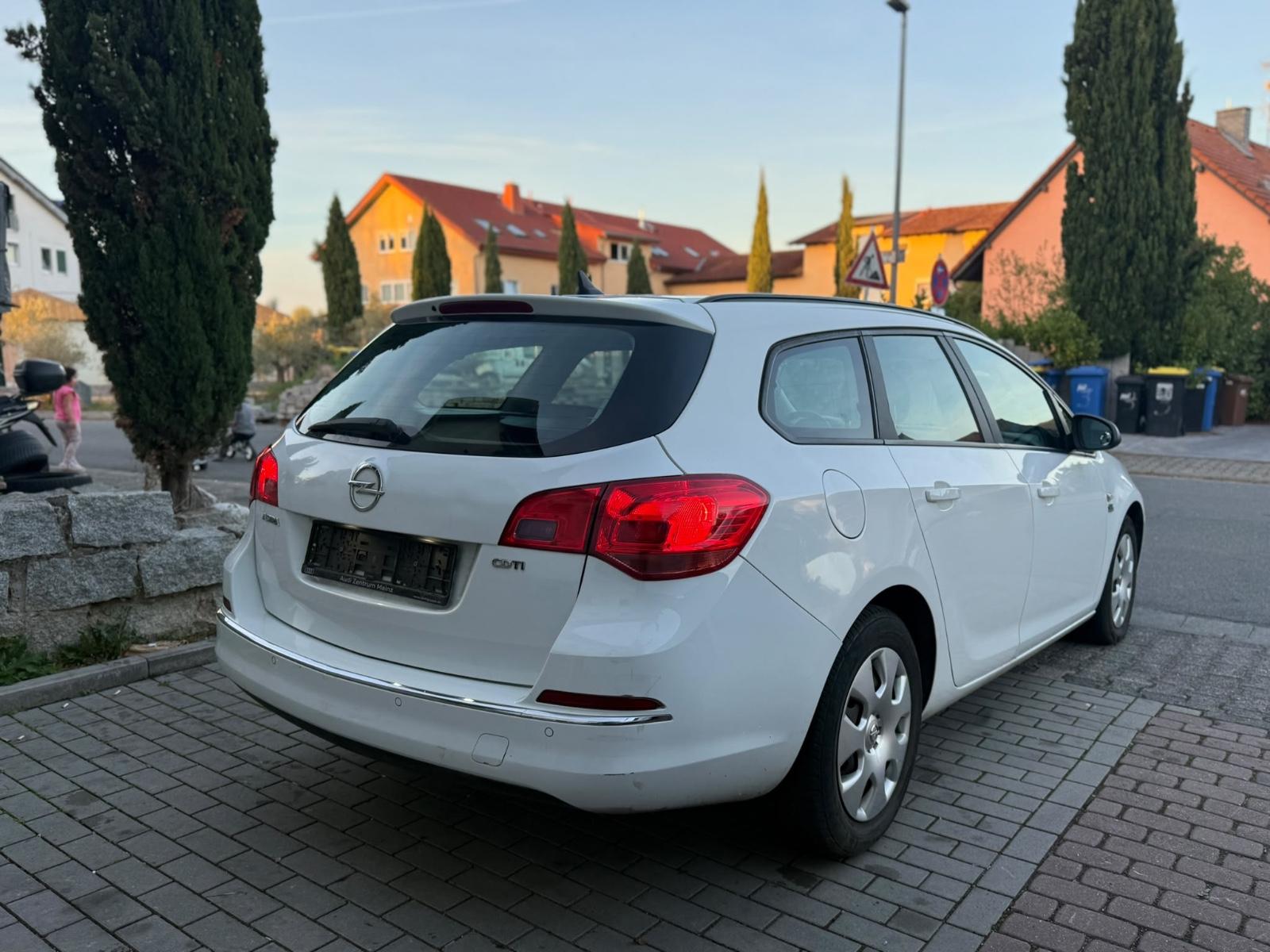 Opel Astra 2013 — interior