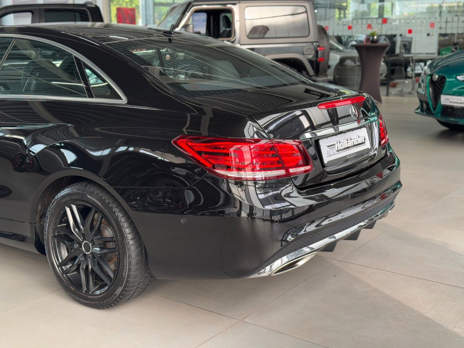 Fahrzeugabbildung Mercedes-Benz E 200 CGI Coupe Sportpaket AMG-Line Pano Leder