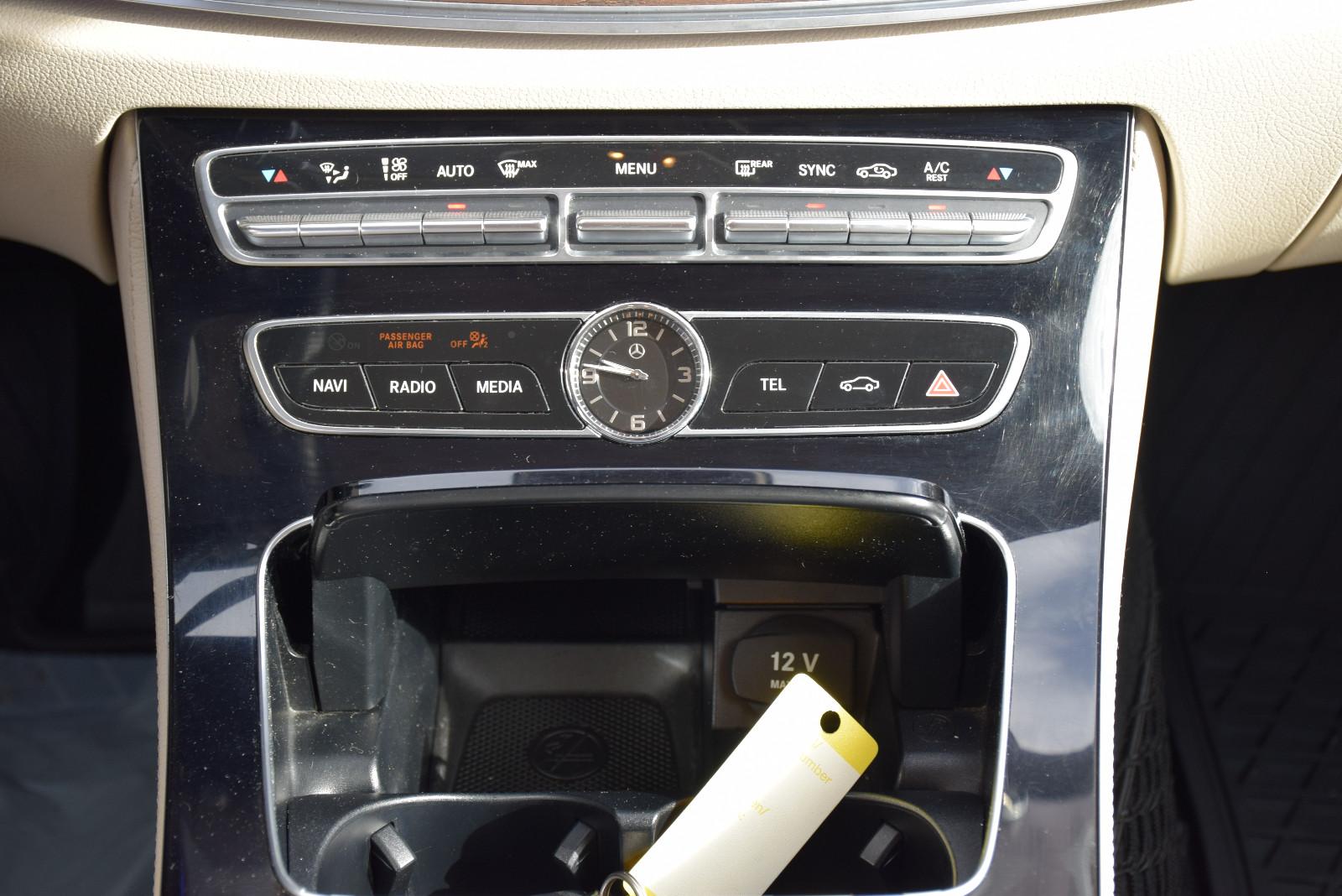 Mercedes-Benz E 220 d T-Modell Avantgarde LED KAMERA AHK SHZ