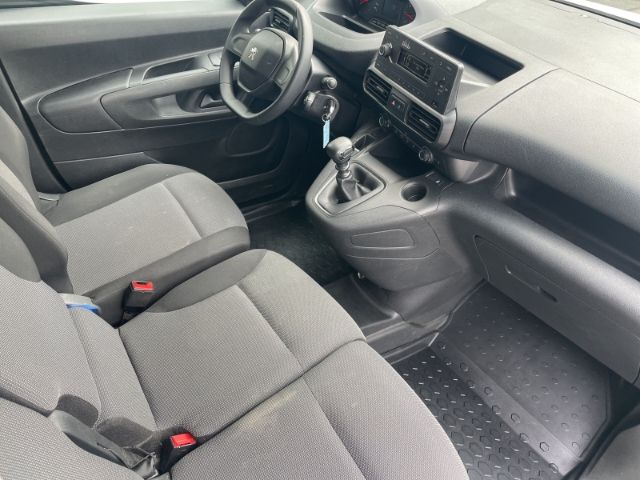 Fahrzeugabbildung Peugeot Partner 1.2 PureTech 110 Premium L1 3-Sitzer, Ei