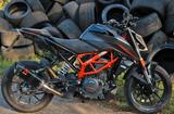 KTM 390 DUKE ! 2tkm ! AKRAPOVIC EXTRAS RC - KTM Motorräder in Halle