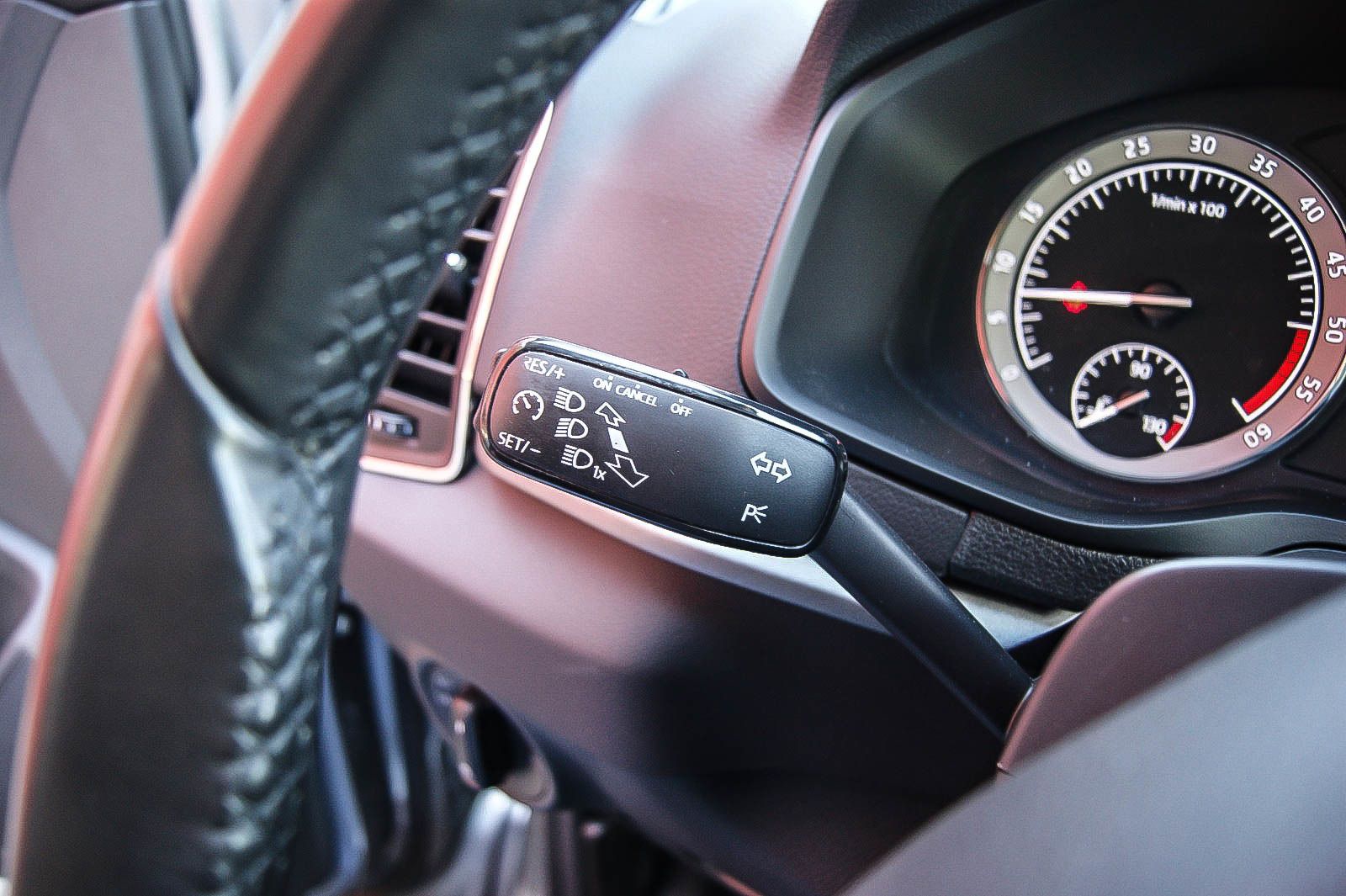 Fahrzeugabbildung SKODA Karoq 1.6 TDI DSG Ambition NAVI ANHÄNGERKUPPLUNG