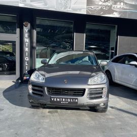 Porsche Cayenne - 1