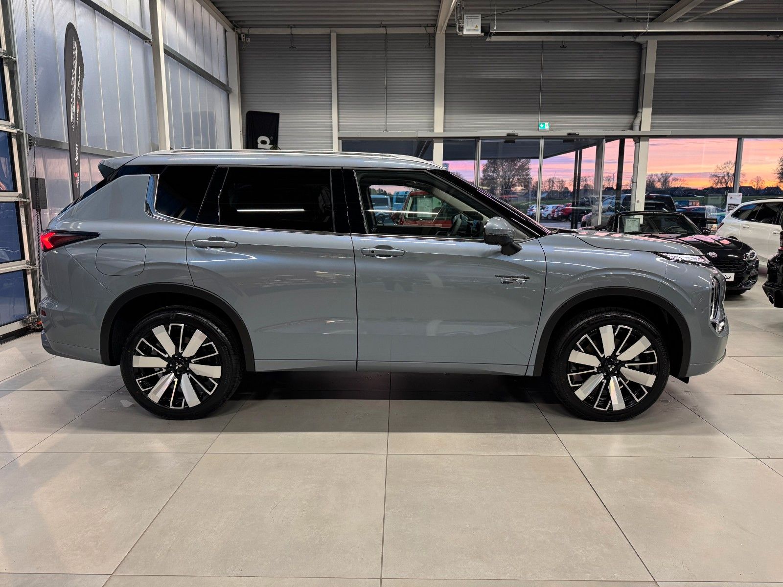 Fahrzeugabbildung Mitsubishi Outlander 2.4PLUG-IN HYBRID 4WD TOP PANO