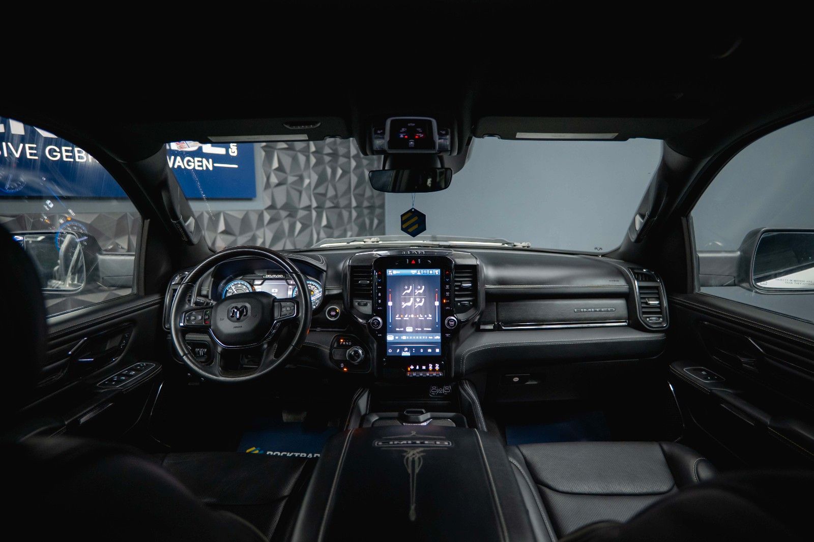 Fahrzeugabbildung Dodge RAM 5.7 V8 HEMI LIMITED Offroad Night-Paket *LED