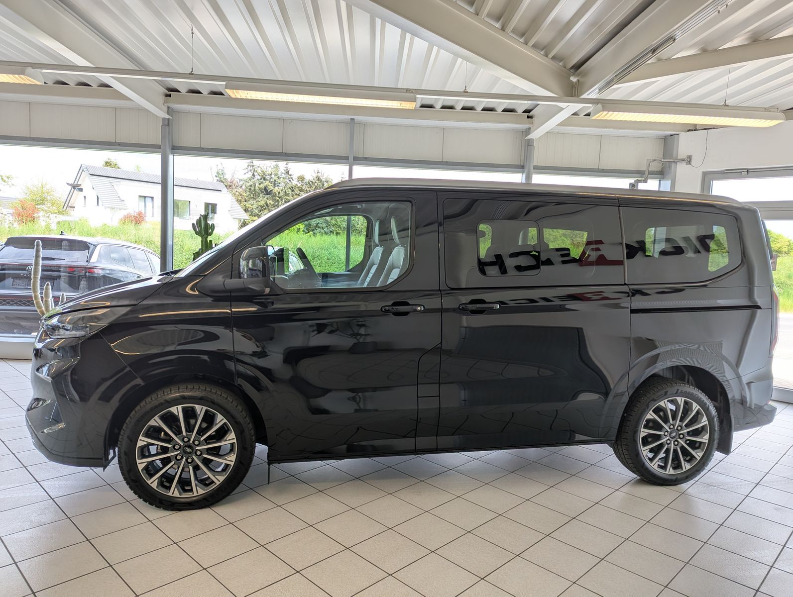 Fahrzeugabbildung Ford Tourneo Custom 320 Titaniu-X Leder Pano StHz AHK