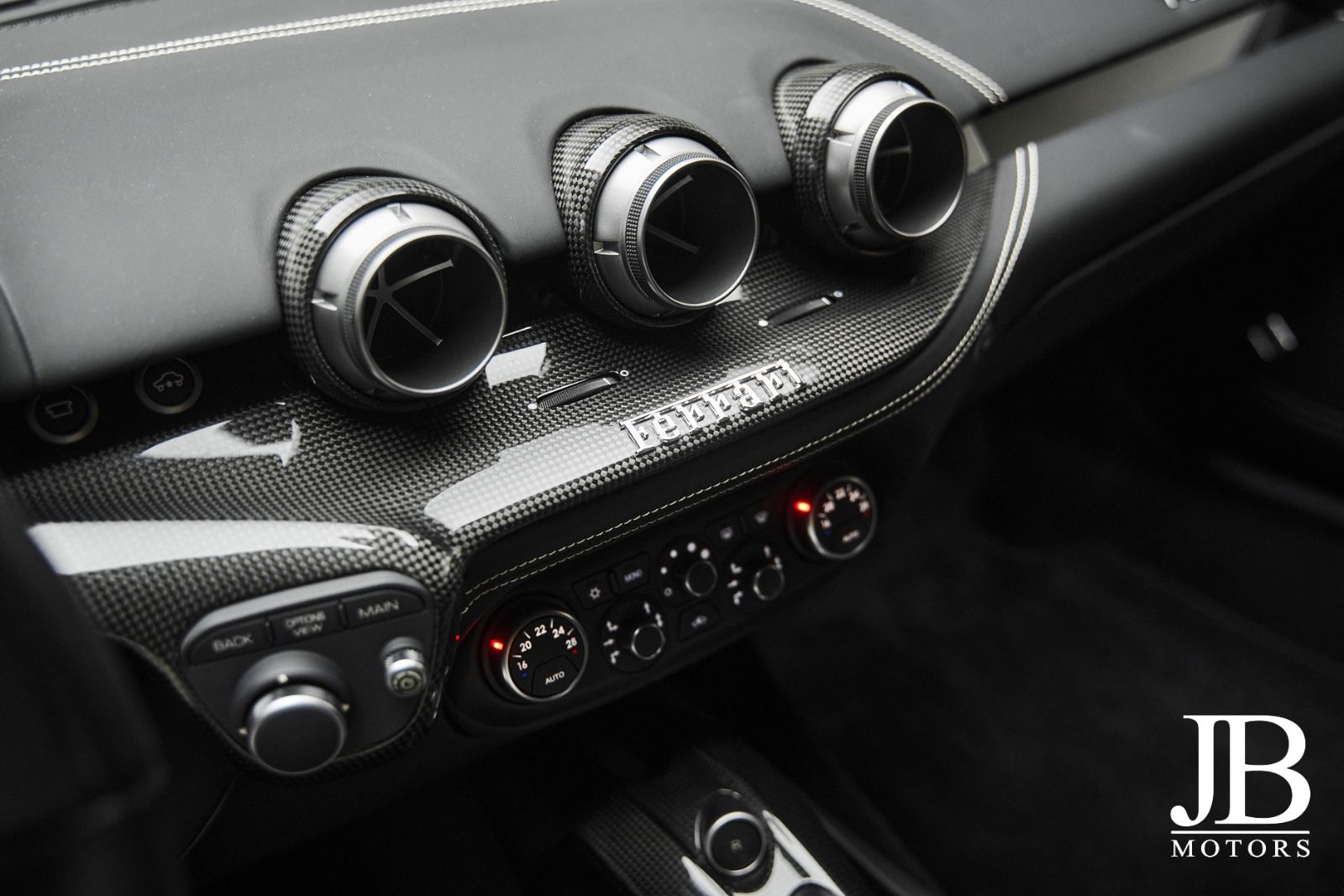 Fahrzeugabbildung Ferrari F12 Carbon Lift LED JBL Kamera Electric Seats