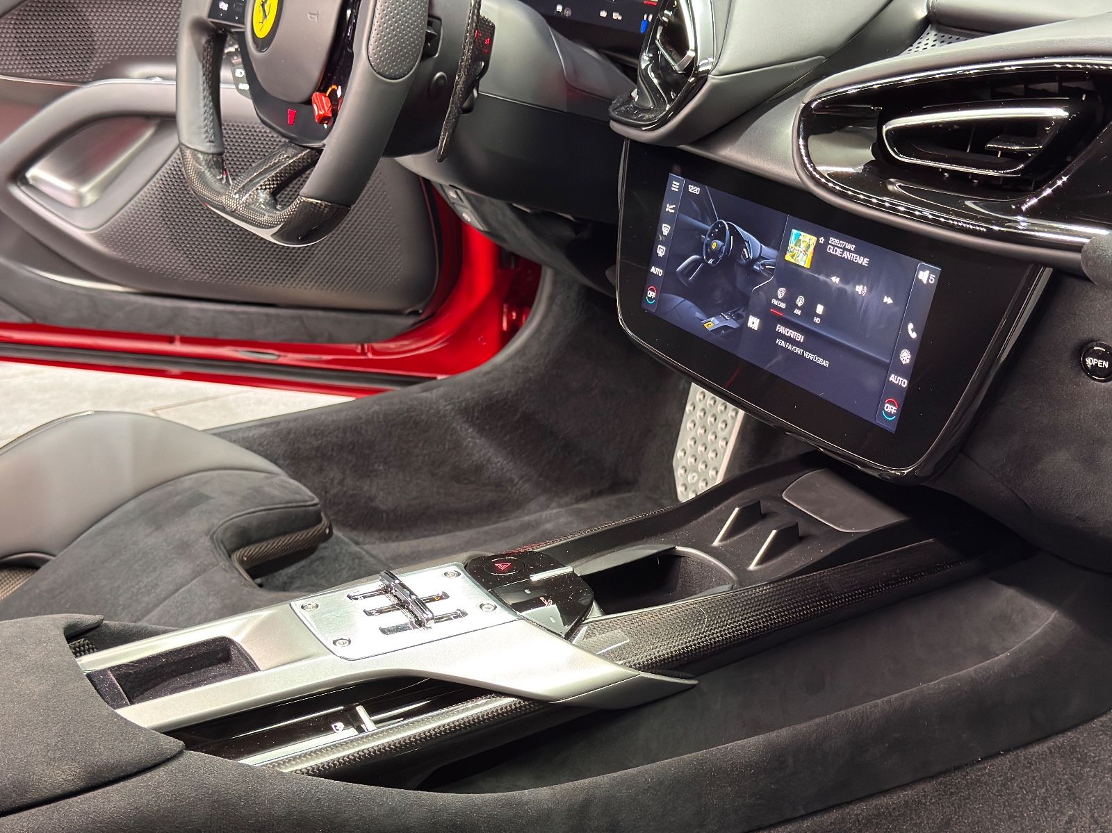 Fahrzeugabbildung Ferrari 12Cilindri|LIFT|FULL-CARBON|RACING-SEAT|ON STOCK