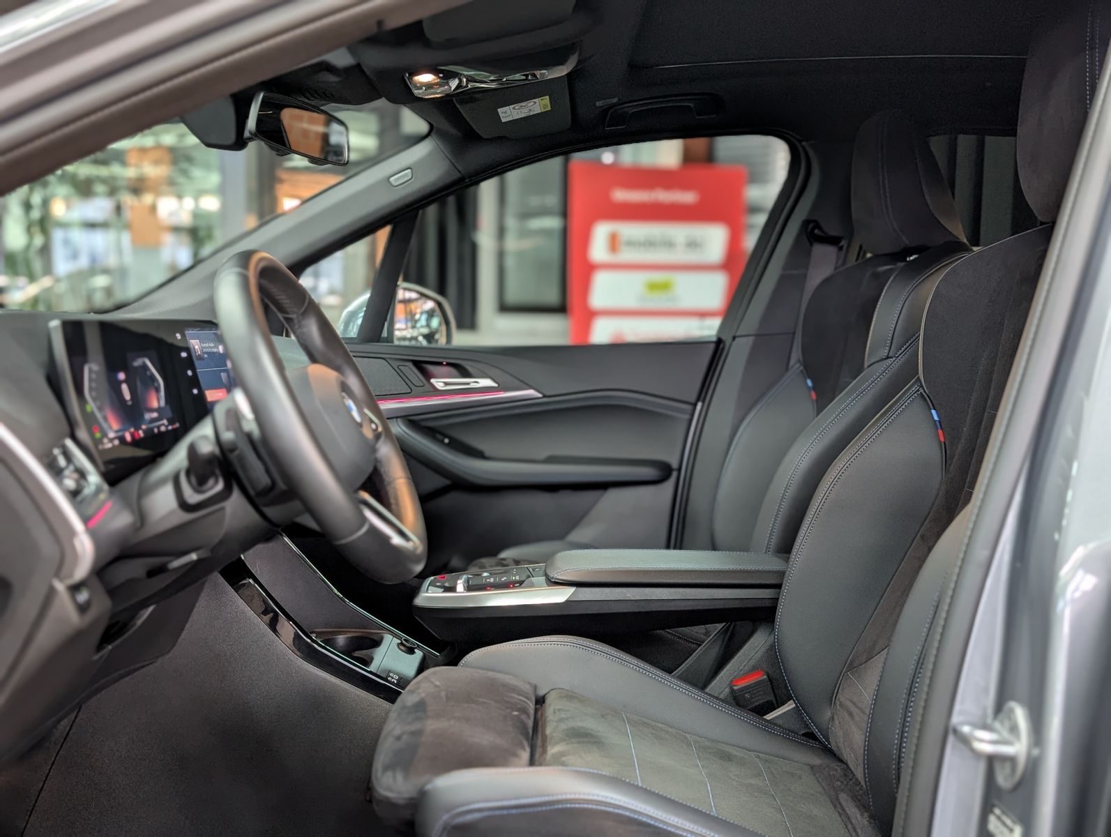 Fahrzeugabbildung BMW 218 Active Tourer  M Sport SHADOW PANO AHK LEDER