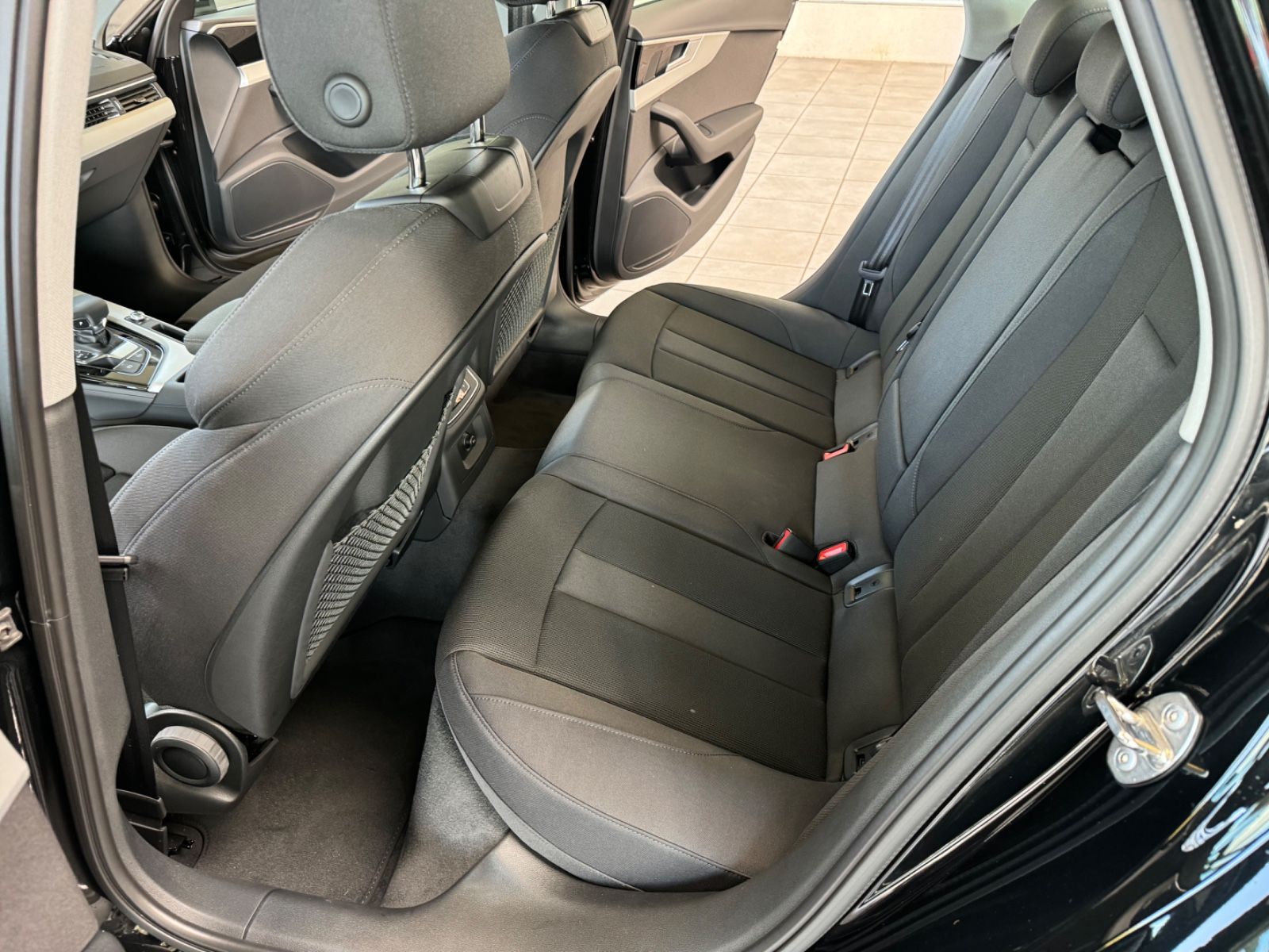 Fahrzeugabbildung Audi A4 Lim. 35 TFSI advanced/ERST 661 km GesamtLaufl