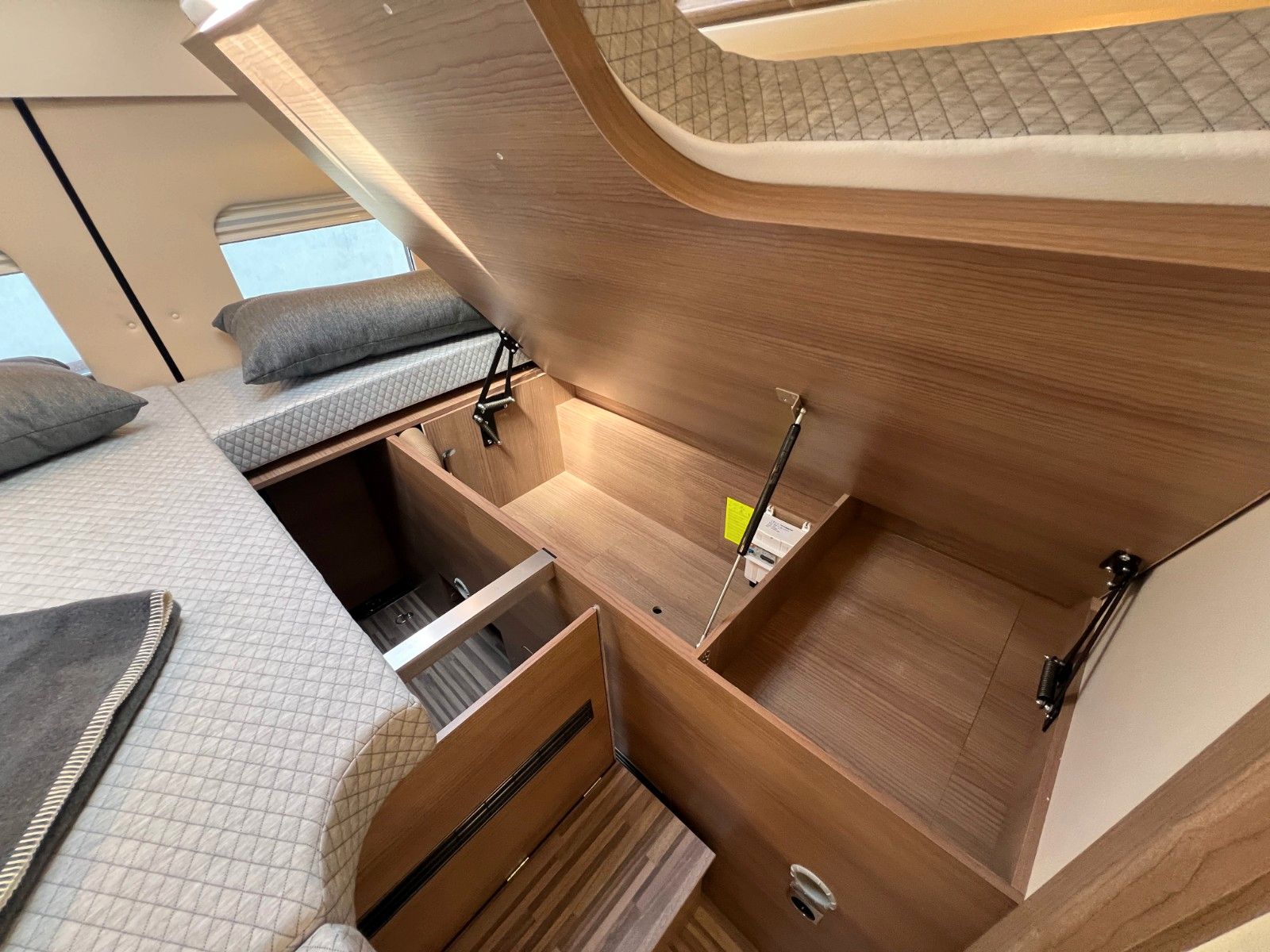 Fahrzeugabbildung Malibu Van first class - two rooms GT skyview 640 LE RB