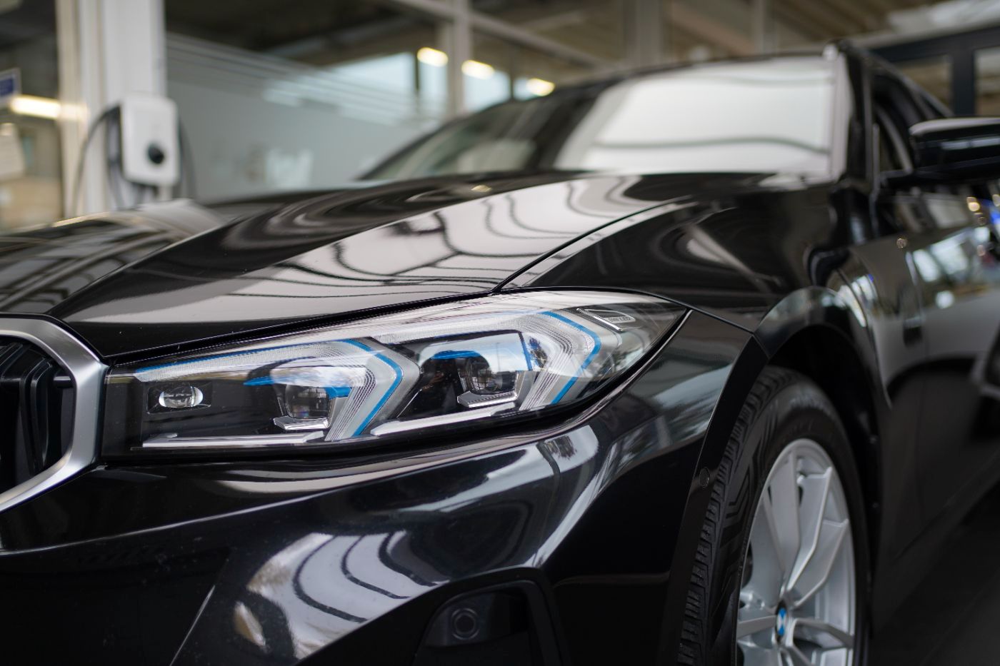 Fahrzeugabbildung BMW 318i Touring Navi+HeadUp+Kamera+APP+LED