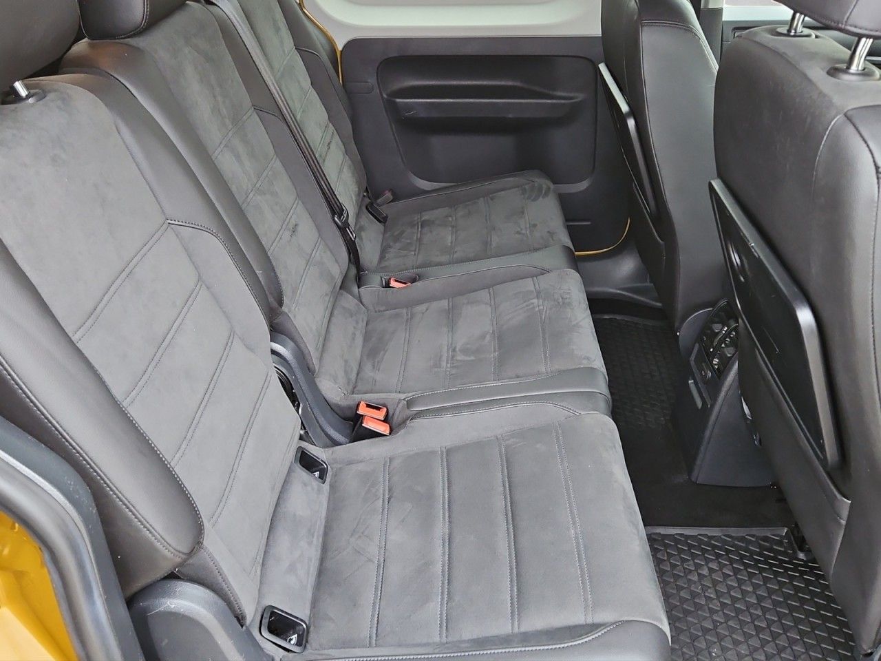 Fahrzeugabbildung Volkswagen Caddy PKW Highline Navi ACC Xenon