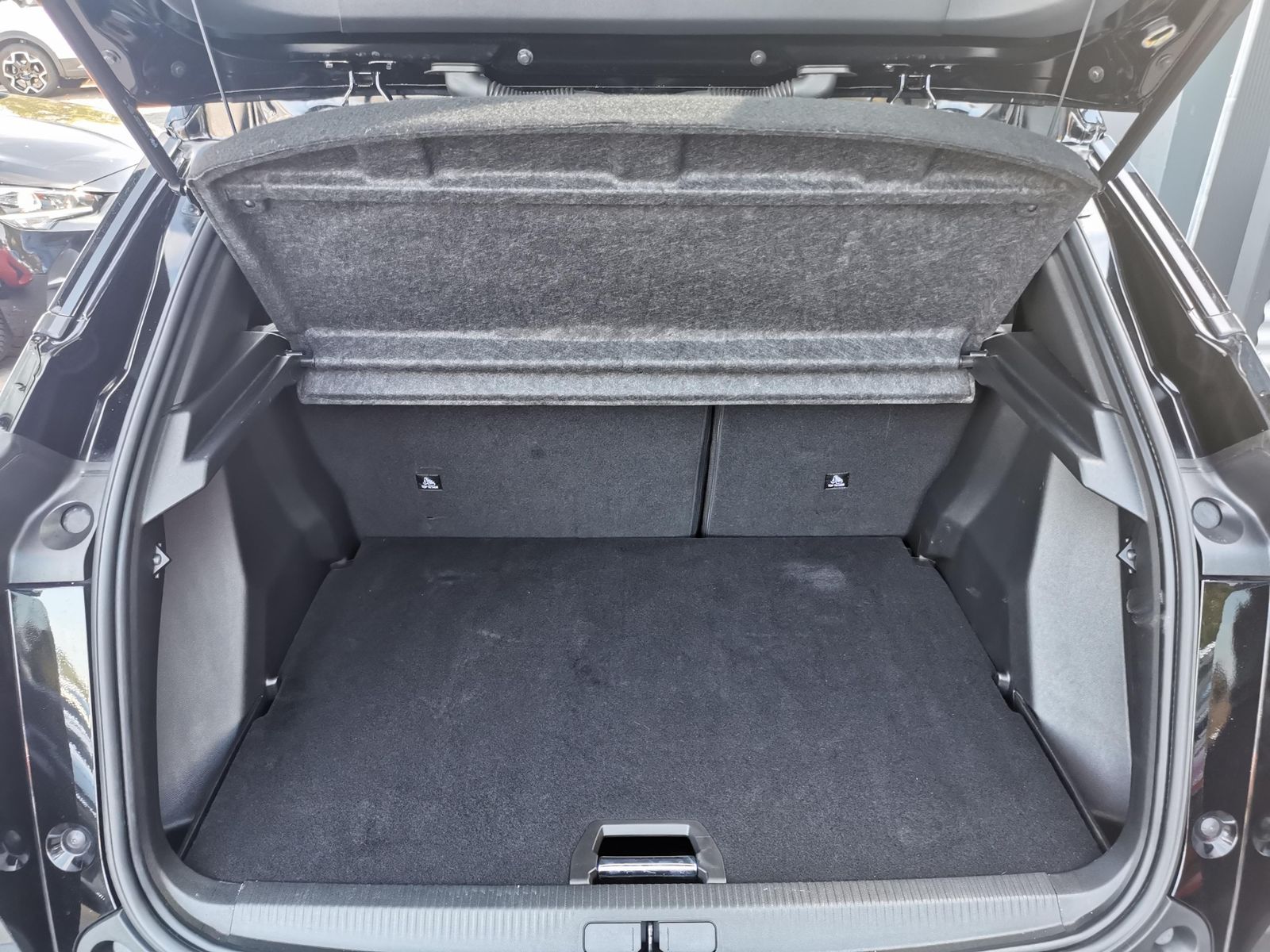 Fahrzeugabbildung Peugeot 2008 1.2 PureTech 130, Allure Pack