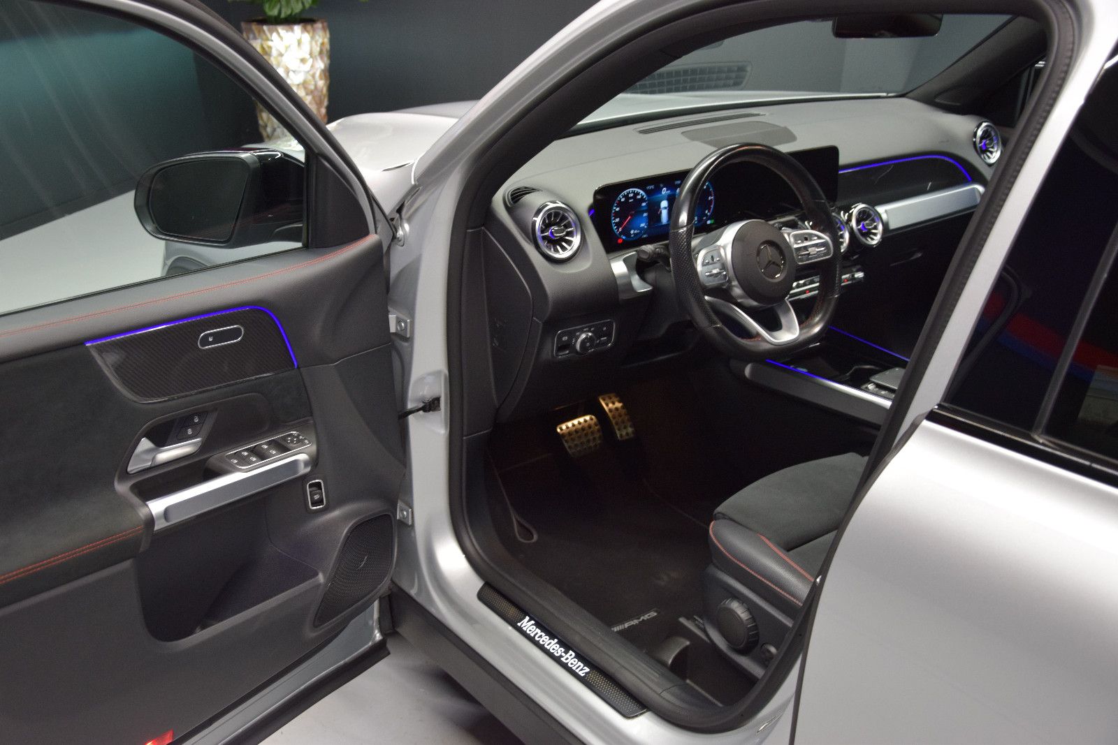 Fahrzeugabbildung Mercedes-Benz GLB 220 d AMG Line Pano. Kamera LED AHK 20 Zoll