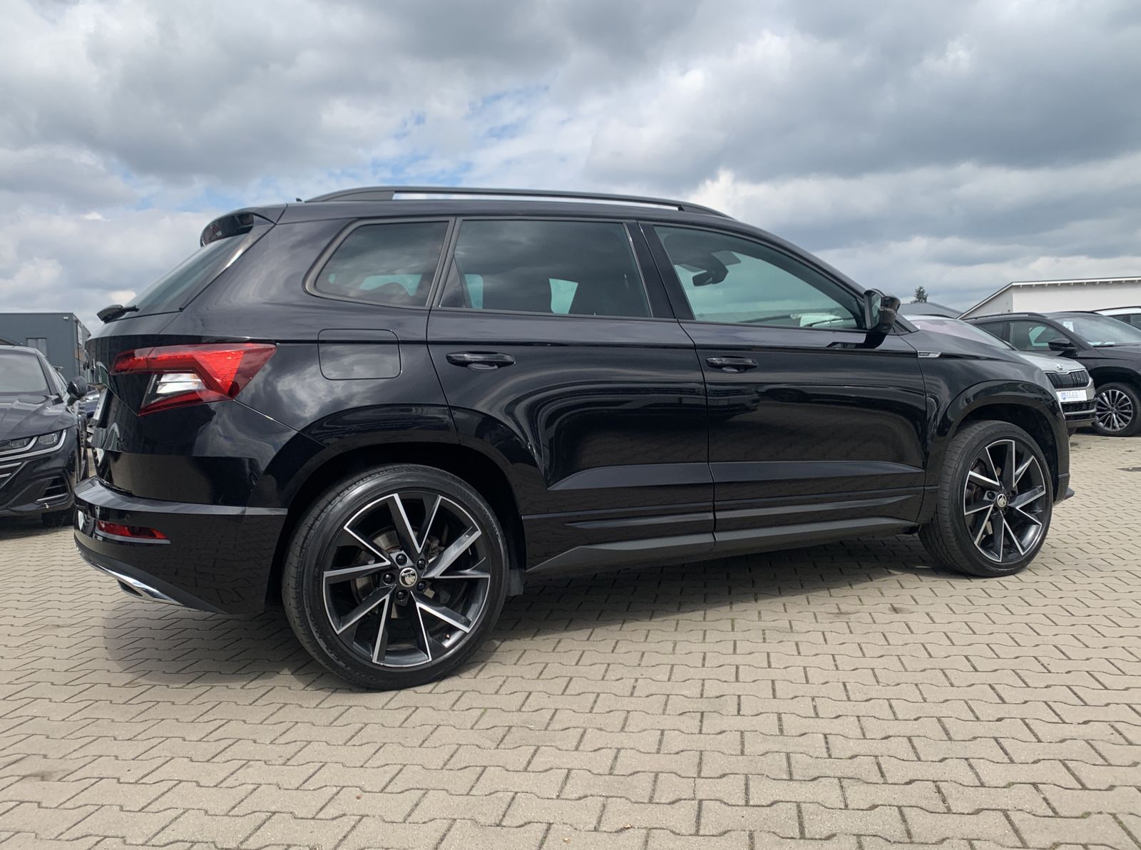 Fahrzeugabbildung SKODA Karoq 2.0 TDI*Sportline*4x4*AHK*Pano*Cam*CANTON*