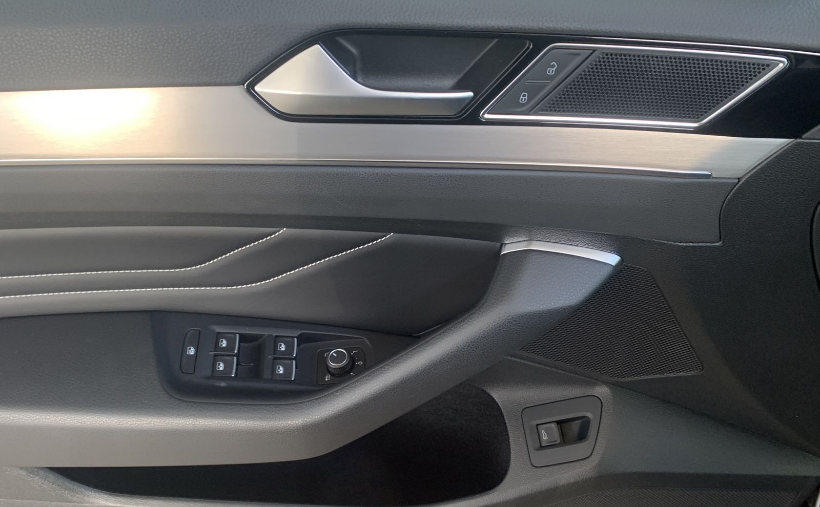 Fahrzeugabbildung Volkswagen Passat Variant 2.0 TDI*Elegance*AHK*Leder*Matrix