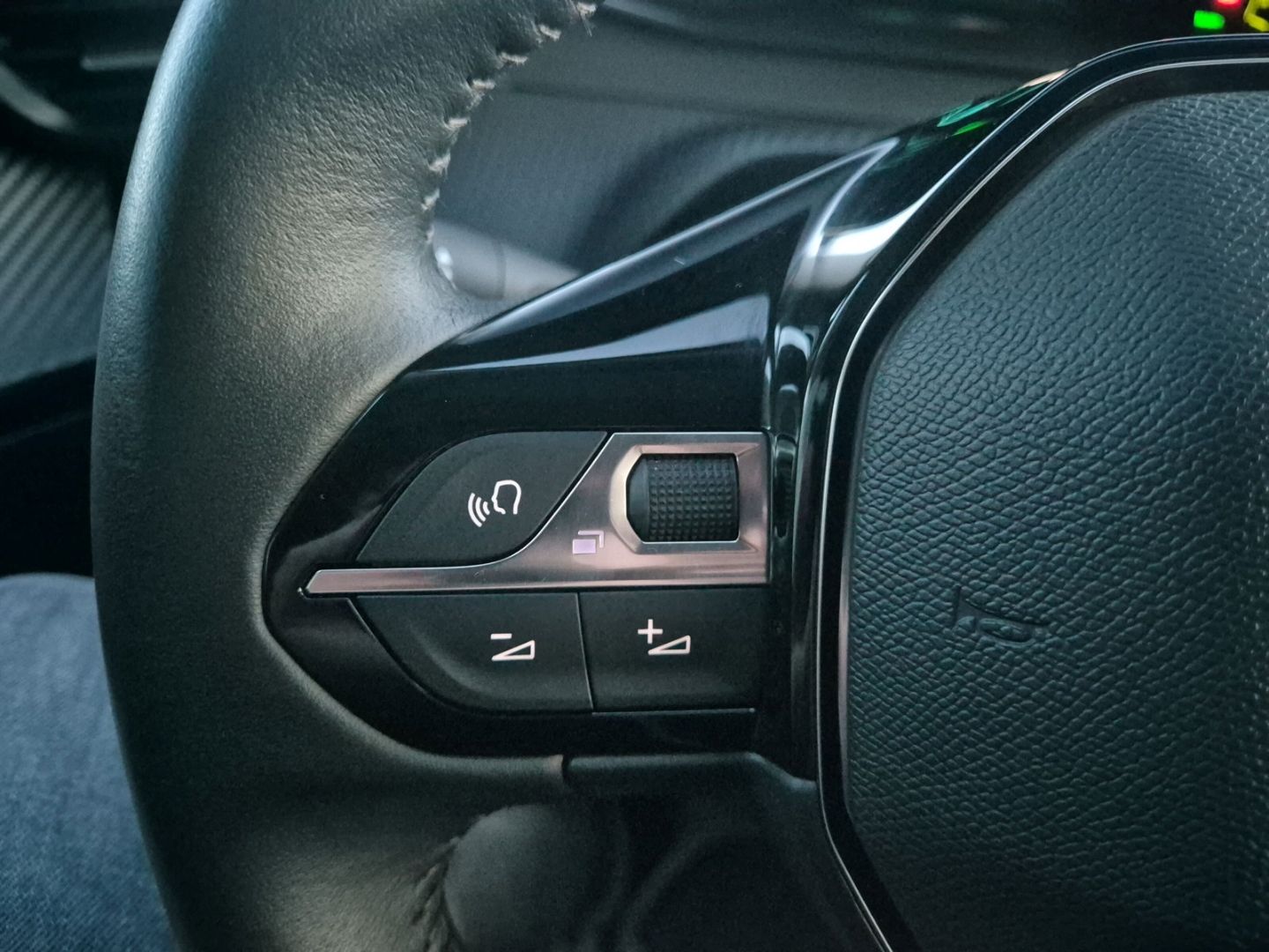 Fahrzeugabbildung Peugeot 2008 e- Active Klimaautom Fahrerprofil DAB SHZ S