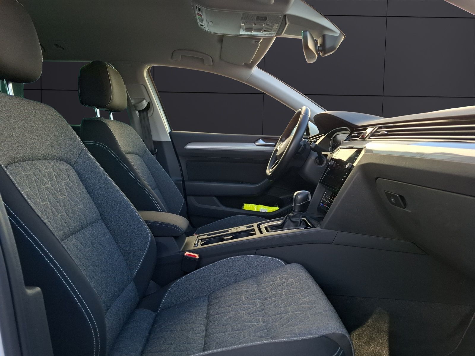 Fahrzeugabbildung Volkswagen Passat Variant TDI Business DSG R-Line Matrix AH