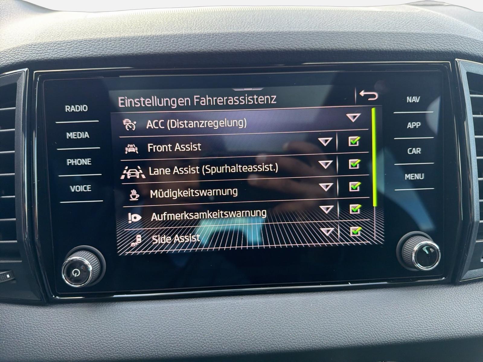 Skoda Karoq 2.0 TDI 4x4 Sportline Matrix AHK Pano SD
