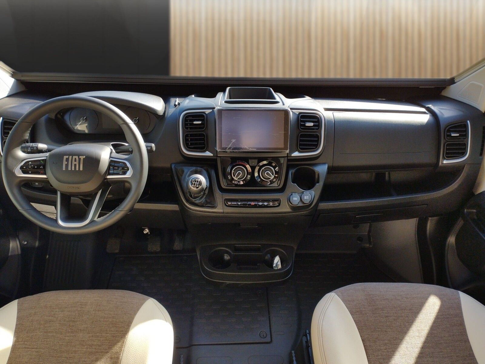 Fahrzeugabbildung Eura Mobil Van V 635 HB RFK, Captain-Chair-Sitze, Skyroof