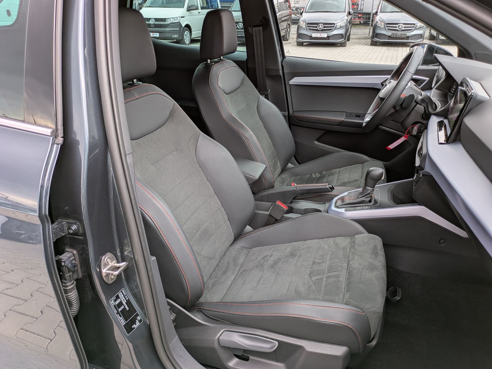 Fahrzeugabbildung SEAT Arona 1.0 TSI FR DSG AHK*ACC*LED*APP*DAB*KAMERA