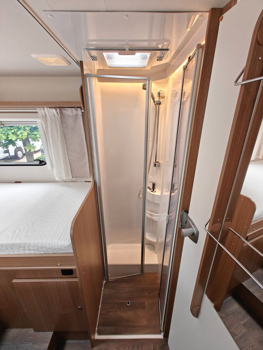 Fahrzeugabbildung Carado T-447 - Solar, SAT, TV, Markise, Einzelbetten -