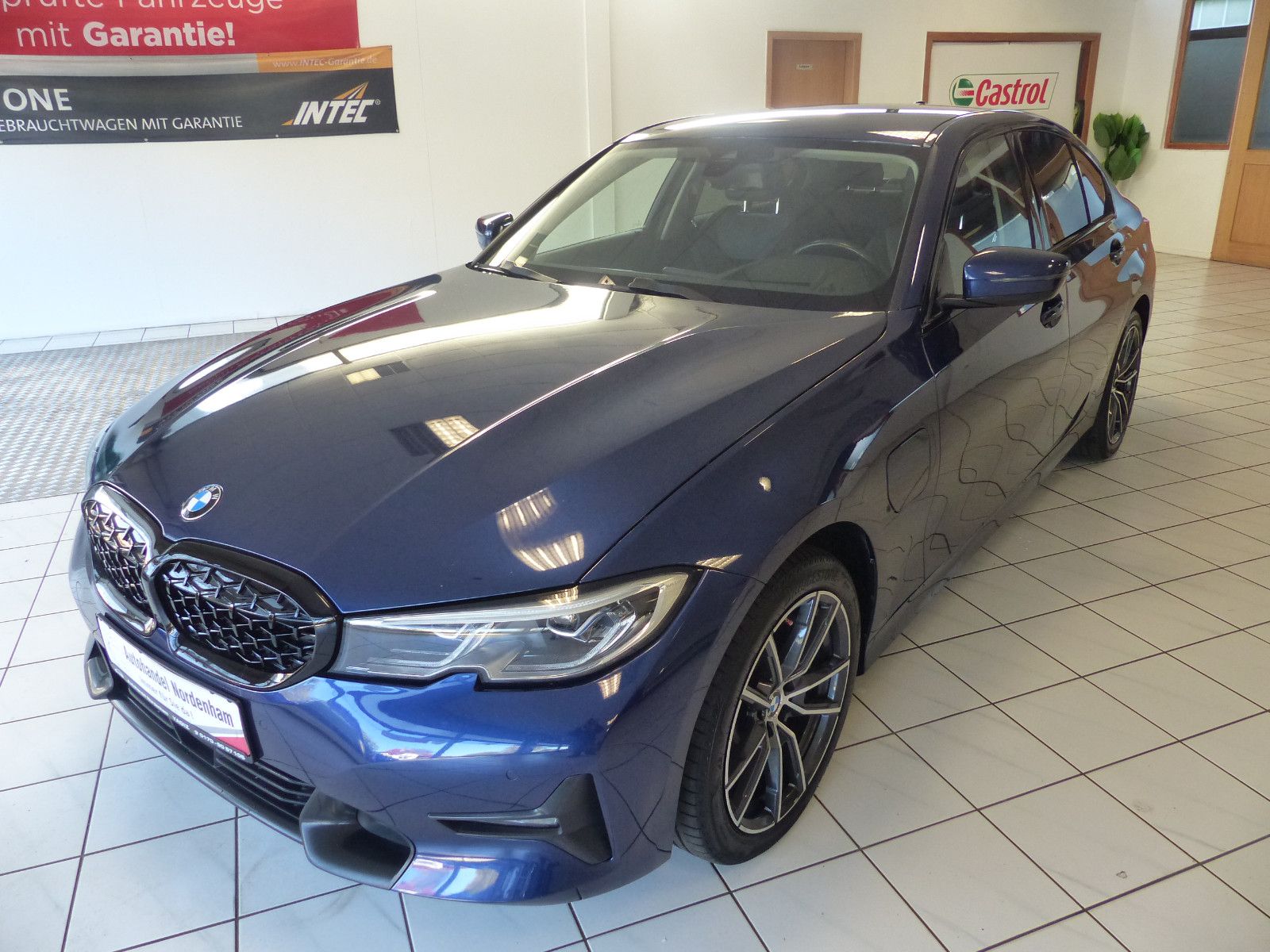 BMW 330 e Sport Line Limousine*AUTOMATIK*NAVI*HEADUP imagem 2