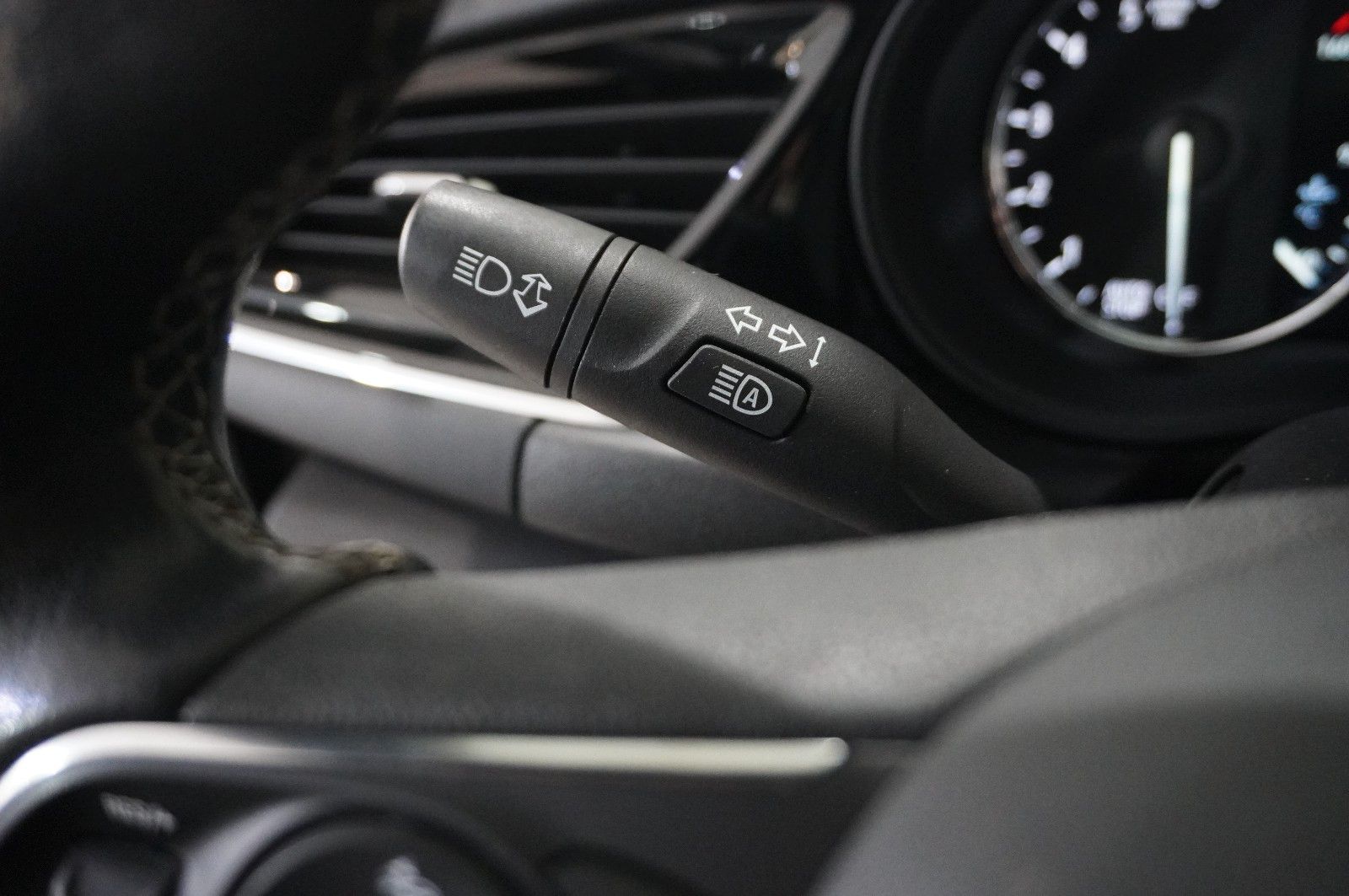 Fahrzeugabbildung Opel Insignia B ST 2.0D BUSI. 4X4 NAVI/LED/KAMERA/DAB