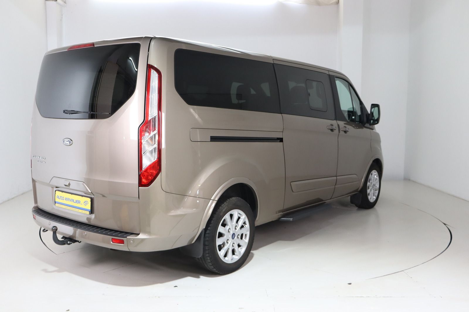 Fahrzeugabbildung Ford Tourneo Custom 2.0 L2 Lang Titanium Black Series