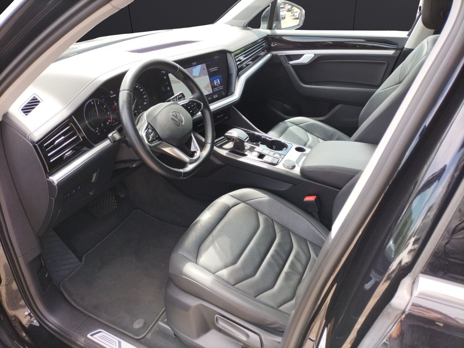 Fahrzeugabbildung Volkswagen Touareg Elegance 4M eHybrid LED PANO AHK SHZ PDC