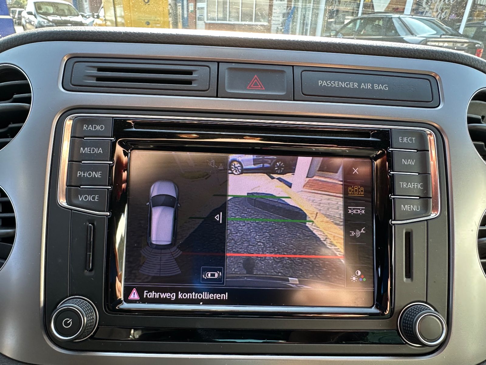 Fahrzeugabbildung Volkswagen Tiguan 1.4 TSI R-Line AHK/Navi/GRA/SHZG
